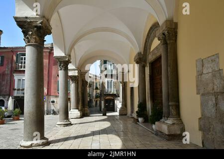Il portico della cattedrale di Sant'Agata de 'Goti, borgo medievale in provincia di Benevento in Campania. Foto Stock