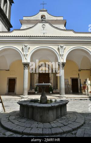 Il portico della cattedrale di Sant'Agata de 'Goti, borgo medievale in provincia di Benevento in Campania. Foto Stock