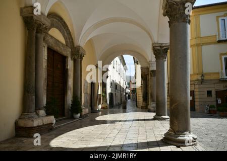 Il portico della cattedrale di Sant'Agata de 'Goti, borgo medievale in provincia di Benevento in Campania. Foto Stock