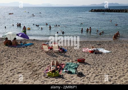 ARTA, Spagna. 07th ago 2022. Persone che nuotano e prendono il sole sulla spiaggia Colonia Sant Pere di Maiorca. Credit: Clara Margais/dpa/Alamy Live News Foto Stock