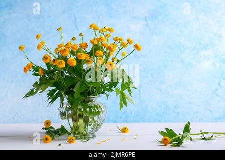 Coppette di burro gialle in vaso. Foto Stock