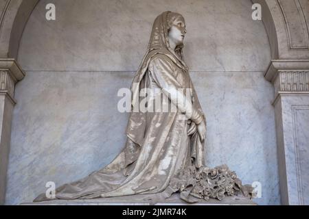 Statua su una vecchia tomba - inizio 1800, marmo - situata nel cimitero di Genova, Italia Foto Stock