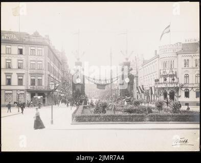 Trip Julius (1857-1907), decorazioni stradali ad Hannover (1903): Vista sulla piazza di fronte all'ingresso decorato della Bahnhofstrasse. Foto su cartone, 20,1 x 26,3 cm (compresi i bordi di scansione) Trip Julius (1857-1907): Straßendekorationen, Hannover Foto Stock