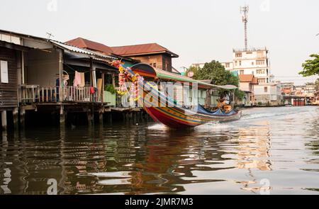 Chao Phraya crociera sul canale del fiume barche e turisti. Le case tradizionali del canale e la vita. Foto Stock