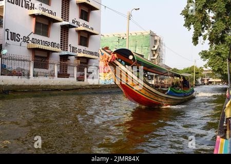 Chao Phraya crociera sul canale del fiume barche e turisti. Le case tradizionali del canale e la vita. Foto Stock