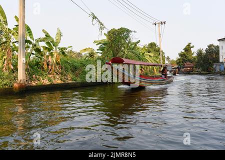 Chao Phraya crociera sul canale del fiume barche e turisti. Le case tradizionali del canale e la vita. Foto Stock