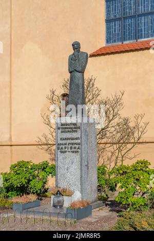 Cracovia, Polonia - 14 Marzo, 2022: Monumento Cardinale Adam Stefan Sapieha. Situato all'ingresso della Chiesa di San Francesco d'Assisi a Cracovia Foto Stock