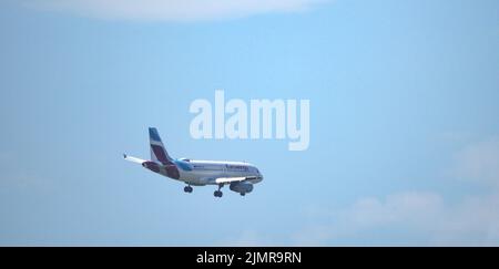 Salisburgo, Austria. 05th ago 2020. Airbus A319-132 con registrazione OE-LYX atterraggio all'aeroporto di Salisburgo. (Foto di Igor Golovniov/SOPA Images/Sipa USA) Credit: Sipa USA/Alamy Live News Foto Stock