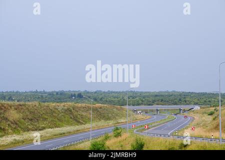 Interscambio di trasporto con autostrada e ponte in condizioni di pioggia. Foto Stock