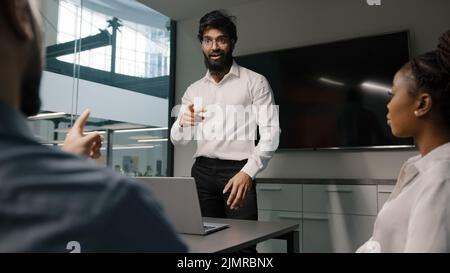 Arab indian bearded businessman mentor boss maschio leader uomo rapporto condividere idea startup progetto presentazione corporate training parlare con gli investitori meetin Foto Stock