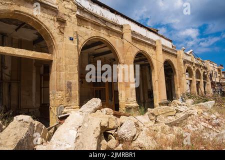 Edifici abbandonati e vegetazione selvaggia nella città fantasma Resort di Varosha Famagosta, Cipro Foto Stock