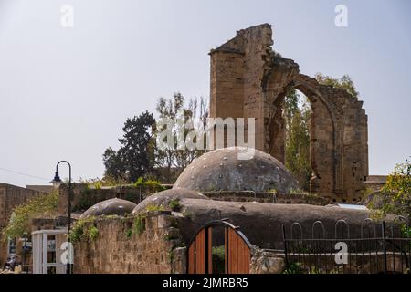 Hamam e le rovine della Chiesa di San Francesco sullo sfondo nella città vecchia di Famagosta, Cipro Foto Stock