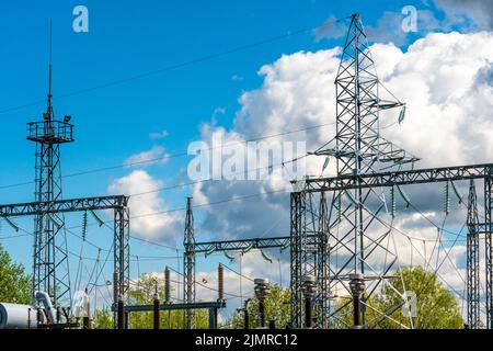 Sottostazione elettrica con cielo nuvoloso Foto Stock