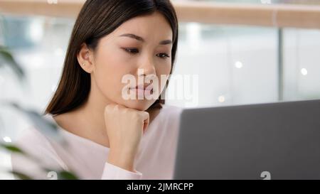 Primo piano colpo di testa Asian korean lady ammalata ragazza cinese stressante donna d'affari sensazione di mal di testa dolore stanco lavoratore esausto studente femminile con Foto Stock