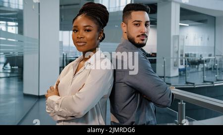 Due lavoratori fiduciosi multirazziale diversi colleghi business partner arabo indiano uomo e donna africana avvocati imprenditori in piedi Foto Stock