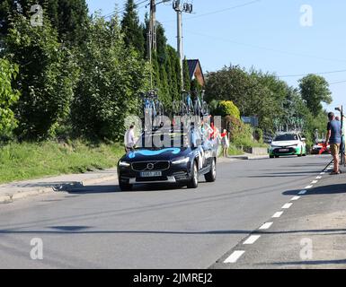 Cracovia, Polonia - 5 agosto 2022: Movistar Team Vehicle sulla strada del Tour de Poulogne UCI – World Tour, tappa 7 Skawina - Cracovia. Il più grande evento ciclistico dell'Europa orientale. Foto Stock