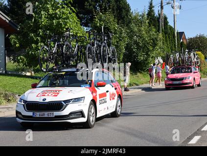 Cracovia, Polonia - 5 agosto 2022: Lotto Soudal Team Vehicle sulla rotta di Tour de Poulogne UCI – World Tour, tappa 7 Skawina - Cracovia. Il più grande evento ciclistico dell'Europa orientale. Foto Stock