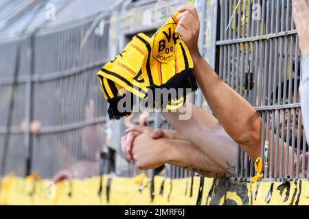 Un fan di Dortmund tiene il suo sciarpa attraverso la recinzione, Calcio 1st Bundesliga, 1st giorno di incontri, Borussia Dortmund (DO) - Bayer 04 Leverkusen (LEV) 1: 0, il 6th agosto 2022 a Dortmund/ Germania. © Foto Stock