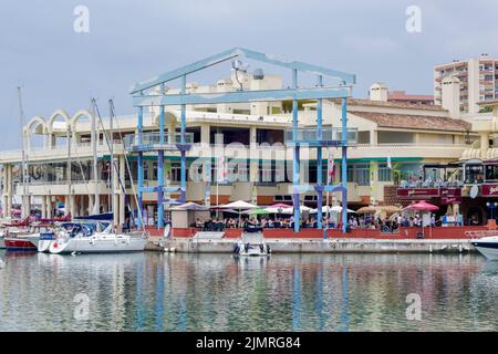 BENALMADENA, ANDALUSIA/SPAGNA - MAGGIO 9 : Vista del porto turistico di Benalmadena Spagna il 9 Maggio 2014. Persone non identificate Foto Stock