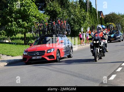 Cracovia, Polonia - 5 agosto 2022: INEOS Team Vehicle sulla rotta di Tour de Poulogne UCI – World Tour, tappa 7 Skawina - Cracovia. Il più grande evento ciclistico dell'Europa orientale. Foto Stock