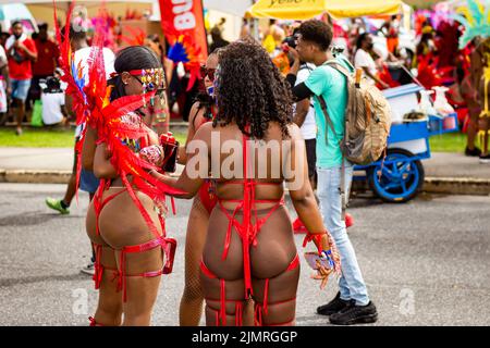 Grand Kadooment 2022 in corso a Barbados sulla ABC Highway Foto Stock