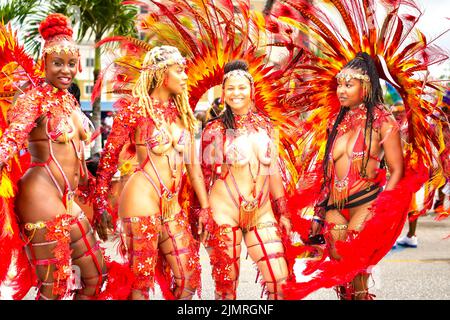 Grand Kadooment 2022 in corso a Barbados sulla ABC Highway Foto Stock