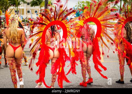 Grand Kadooment 2022 in corso a Barbados sulla ABC Highway Foto Stock