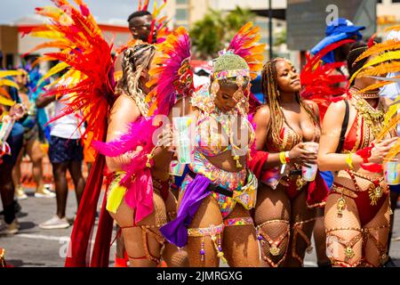 Grand Kadooment 2022 in corso a Barbados sulla ABC Highway Foto Stock