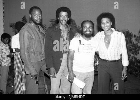 **FOTO DEL FILE** Roger E. Mosley è passato via. Roger E. Mosley, Ray Vitte, ben Hawkins e al McKay all'annuale United High Blood Pressure Foundation Telethon 2nd 1977 credito: Ralph Dominguez/MediaPunch Foto Stock