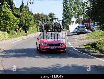 Cracovia, Polonia - 5 agosto 2022: EF Education Easypost Team Vehicle sulla strada del Tour de Poulogne UCI – World Tour, tappa 7 Skawina - Cracovia. Il più grande evento ciclistico dell'Europa orientale. Foto Stock