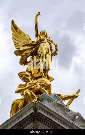 Londra, Regno Unito: Il Victoria Memorial è un monumento alla Regina Vittoria, situato alla fine del Mall di Londra, proprio fuori dalle porte di Buc Foto Stock