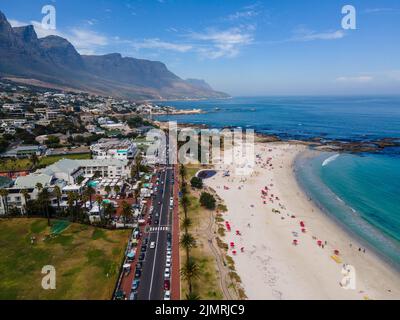 Vista dal punto di osservazione Rock in Città del Capo su Campsbay, vista su Camps Bay con nebbia sopra l'oceano Foto Stock