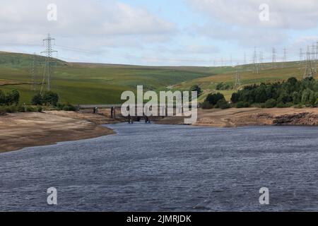 Ripponden, Regno Unito. 7th Agosto 2022. Baitings Reservoir è un grande approvvigionamento idrico gestito da Yorkshire Water and supply's Wakefield. La bassa caduta di pioggia ha lasciato l'acqua bassa con i visitatori in grado di camminare sulle aree di solito piedi sotto l'acqua. Ripponden, Regno Unito. Credit: Barbara Cook/Alamy Live News Foto Stock