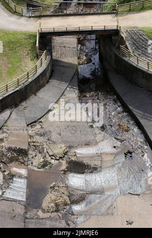 Ripponden, Regno Unito. 7th Agosto 2022. Baitings Reservoir è un grande approvvigionamento idrico gestito da Yorkshire Water and supply's Wakefield. La bassa caduta di pioggia ha lasciato l'acqua bassa con i visitatori in grado di camminare sulle aree di solito piedi sotto l'acqua. Ripponden, Regno Unito. Credit: Barbara Cook/Alamy Live News Foto Stock