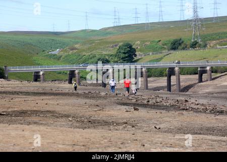 Ripponden, Regno Unito. 7th Agosto 2022. Baitings Reservoir è un grande approvvigionamento idrico gestito da Yorkshire Water and supply's Wakefield. La bassa caduta di pioggia ha lasciato l'acqua bassa con i visitatori in grado di camminare sulle aree di solito piedi sotto l'acqua. Ripponden, Regno Unito. Credit: Barbara Cook/Alamy Live News Foto Stock