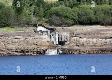 Ripponden, Regno Unito. 7th Agosto 2022. Baitings Reservoir è un grande approvvigionamento idrico gestito da Yorkshire Water and supply's Wakefield. La bassa caduta di pioggia ha lasciato l'acqua bassa con i visitatori in grado di camminare sulle aree di solito piedi sotto l'acqua. Ripponden, Regno Unito. Credit: Barbara Cook/Alamy Live News Foto Stock