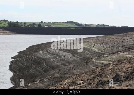 Ripponden, Regno Unito. 7th Agosto 2022. Baitings Reservoir è un grande approvvigionamento idrico gestito da Yorkshire Water and supply's Wakefield. La bassa caduta di pioggia ha lasciato l'acqua bassa con i visitatori in grado di camminare sulle aree di solito piedi sotto l'acqua. Ripponden, Regno Unito. Credit: Barbara Cook/Alamy Live News Foto Stock