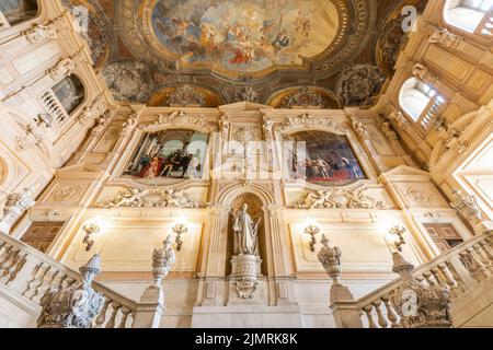 Scala in marmo in palazzo storico con interni di lusso - Palazzo reale Savoia, Torino, Italia Foto Stock