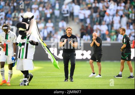 Giubilo finale MG, allenatore Daniel FARKE (MG) sul giro d'onore, davanti alla mascotte Juenter il football (Junter) 1st Bundesliga, 1st matchday, Borussia Monchengladbach (MG) - TSG 1899 Hoffenheim (1899), 3:1, su 06,08 .2022 in Borussia Monchengladbach/ Germania. Le normative #DFL vietano l'uso di fotografie come sequenze di immagini e/o quasi-video # © Foto Stock