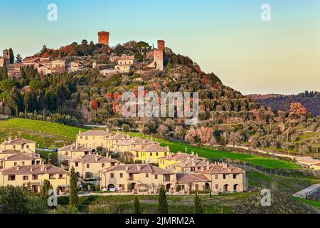 Piccola cittadina sulla cima di una collina al tramonto Foto Stock