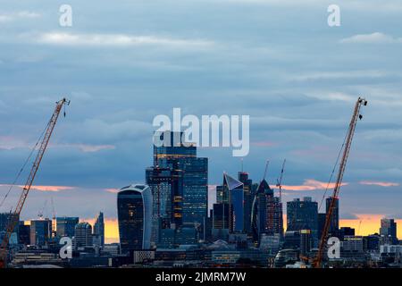 Vista panoramica della città di Londra dopo il tramonto vista da sud. Il City è il principale quartiere centrale degli affari di Londra Foto Stock