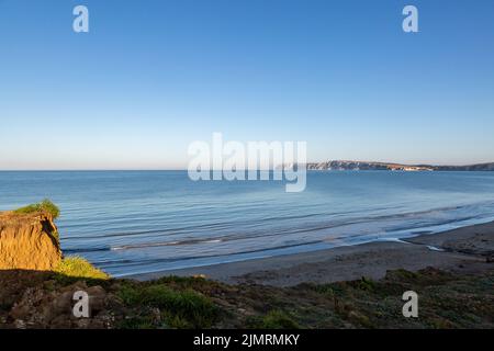 Guardando verso Feshwater Bay da Compton Bay, la mattina presto sull'isola di Wight Foto Stock