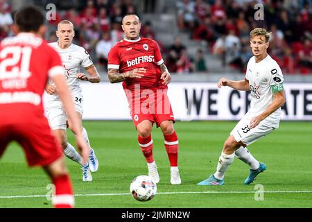 OHL's Casper De Norre, Radja Nainggolan di Anversa e Mathieu Maertens di OHL hanno mostrato in azione durante una partita di calcio tra il Royal Antwerp FC e l'OH Leuven, domenica 07 agosto 2022 ad Anversa, il giorno 3 della prima divisione del campionato belga "Jupiler Pro League" 2022-2023. BELGA FOTO TOM GOYVAERTS Foto Stock