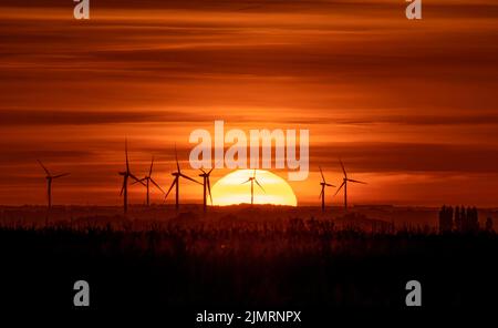 Tramonto dietro la fattoria del vento di Tick Fen Foto Stock