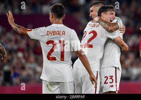 Roma, Italia. 07th ago 2022. Gianluca Mancini di AS Roma (r) festeggia con Nicolo Zaniolo e Paulo Dybala dopo aver segnato il traguardo del 2-0 durante la partita di calcio premessa stagione tra AS Roma e di Shakhtar Donetsk allo stadio Olimpico di Roma (Italia), 7th agosto 2022. Foto Andrea Staccioli/Insidefoto Credit: Insidefoto di andrea staccioli/Alamy Live News Foto Stock