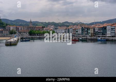 Vista sul porto e sul villaggio di pescatori di Lekeitio sulla costa dei Paesi Baschi spagnoli Foto Stock