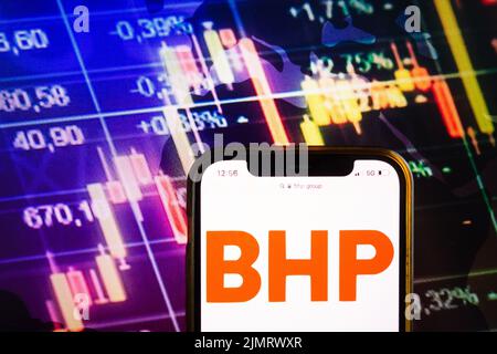 KONSKIE, POLONIA - 07 agosto 2022: Smartphone con logo del Gruppo BHP sullo sfondo del diagramma di borsa Foto Stock