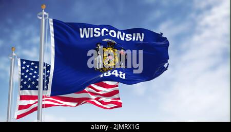 La bandiera dello stato del Wisconsin che sventola insieme alla bandiera nazionale degli Stati Uniti d'America Foto Stock