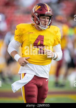 6 agosto 2022: Washington Commanders quarterback Taylor Heinicke (4) durante la pratica del campo di allenamento di calcio della squadra NFL al Fed ex Field di Landover, Maryland fotografo: Cory Royster Foto Stock