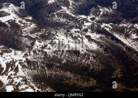 Vista aerea della Shoshone National Forest e delle Absaroka Mountains, una sottoregione delle Montagne Rocciose, nel Wyoming nord-occidentale, Stati Uniti. Foto Stock